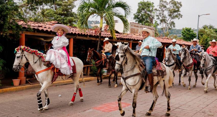 Gobierno de Zihuatanejo organiza desfile de la Revolución de gran participación y lucimiento