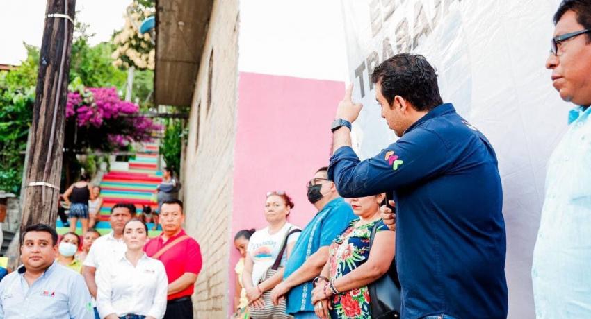 Presidente Jorge Sánchez Allec entrega nuevo andador a familias de la colonia 24 de Abril.