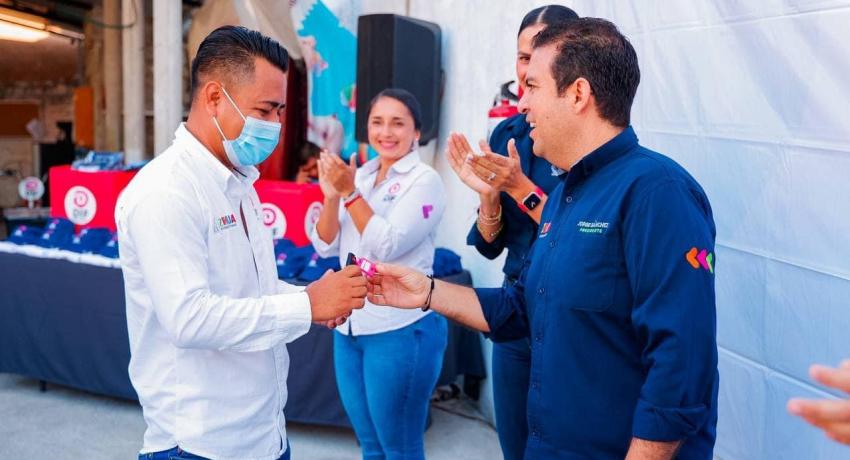 Presidente Jorge Sánchez entrega uniformes y vehículo a DIF Zihuatanejo 