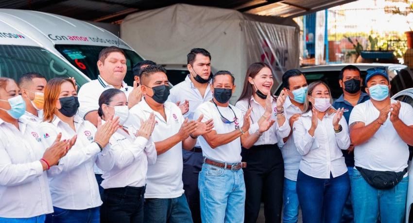 Presidente Jorge Sánchez entrega uniformes y vehículo a DIF Zihuatanejo 