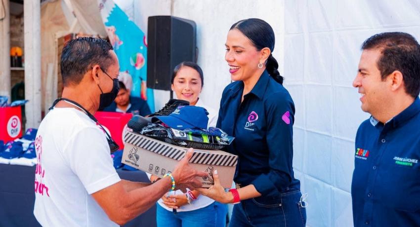 Presidente Jorge Sánchez entrega uniformes y vehículo a DIF Zihuatanejo 