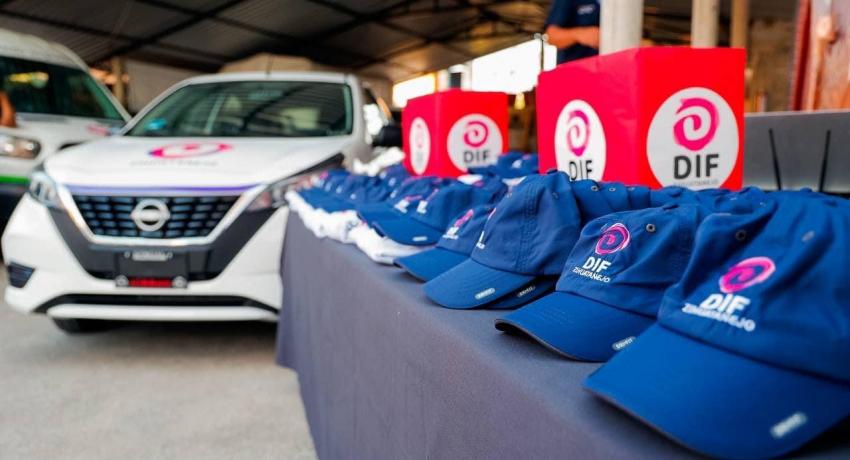 Presidente Jorge Sánchez entrega uniformes y vehículo a DIF Zihuatanejo 