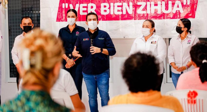 Presidente Jorge Sánchez entrega uniformes y vehículo a DIF Zihuatanejo 