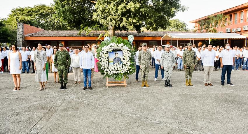 *En la ceremonia entregaron el reconocimiento a zihuatanejenses destacados.