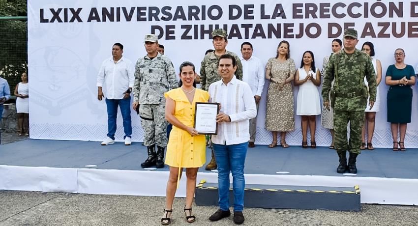 *En la ceremonia entregaron el reconocimiento a zihuatanejenses destacados.