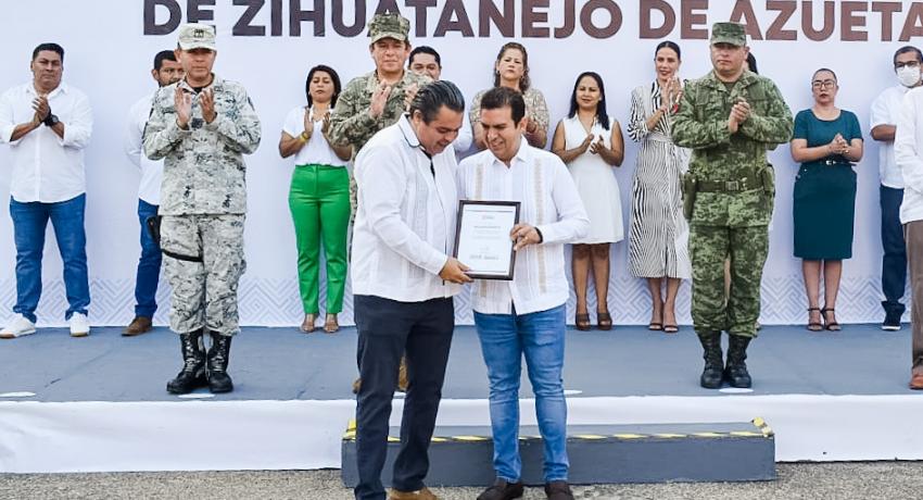 *En la ceremonia entregaron el reconocimiento a zihuatanejenses destacados.