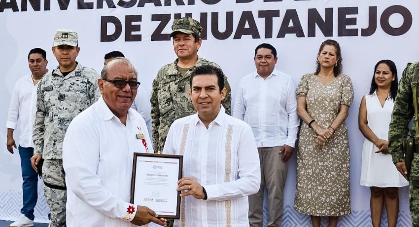 *En la ceremonia entregaron el reconocimiento a zihuatanejenses destacados.