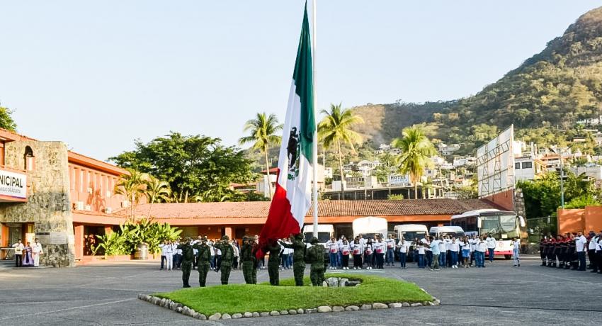 *En la ceremonia entregaron el reconocimiento a zihuatanejenses destacados.