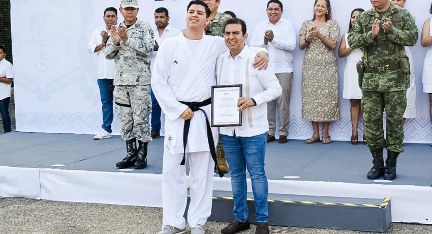 *En la ceremonia entregaron el reconocimiento a zihuatanejenses destacados.