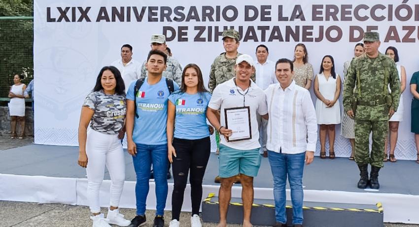 *En la ceremonia entregaron el reconocimiento a zihuatanejenses destacados.