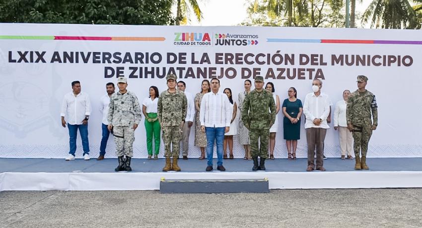 *En la ceremonia entregaron el reconocimiento a zihuatanejenses destacados.