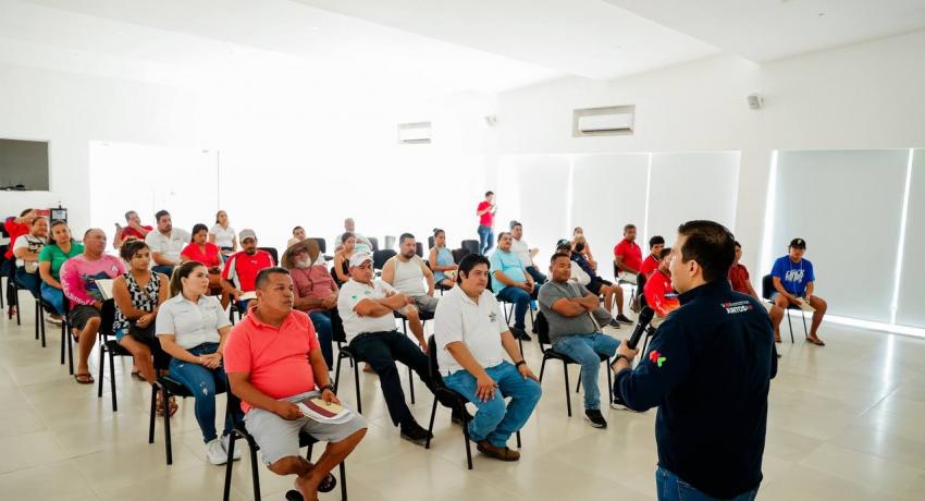 Presidente Jorge Sánchez entrega Permisos y Banderines para el Avistamiento de Ballenas para temporada 2022-2023