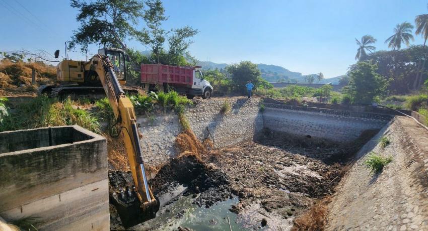 CAPAZ realiza mantenimiento a sistema de saneamiento de La Salitrera.