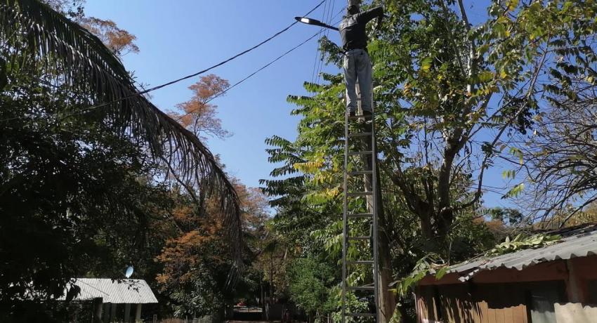 Gobierno municipal ilumina más comunidades de la sierra con programa Zihua Brilla.