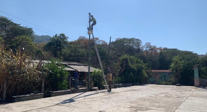 Gobierno municipal ilumina más comunidades de la sierra con programa Zihua Brilla.