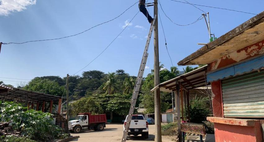 Gobierno municipal ilumina más comunidades de la sierra con programa Zihua Brilla.