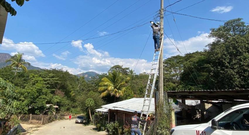 Gobierno municipal ilumina más comunidades de la sierra con programa Zihua Brilla.
