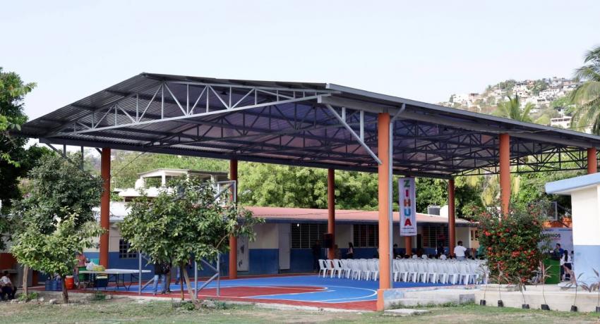 Presidente Jorge Sánchez Allec inaugura cancha rehabilitada en escuela primaria Insurgentes
