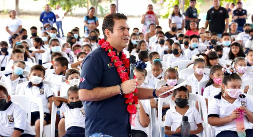 Presidente Jorge Sánchez Allec inaugura cancha rehabilitada en escuela primaria Insurgentes