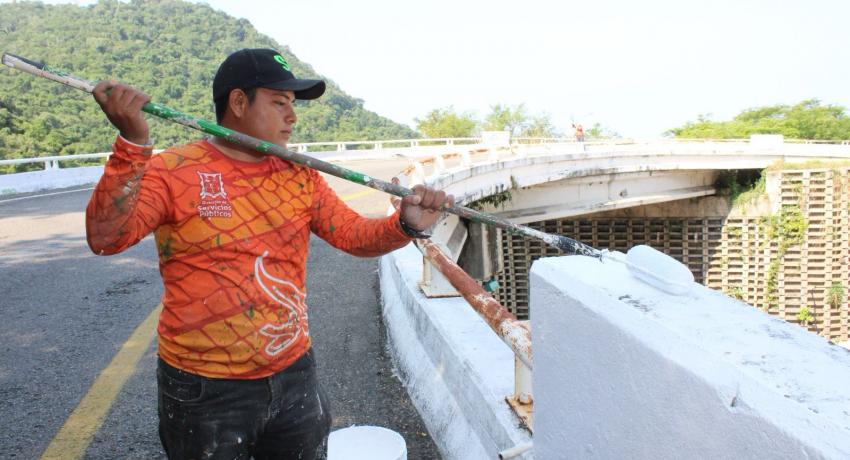 Servicios Públicos mantiene a Zihua al 100 con remozamiento en espacios recreativos y vialidades