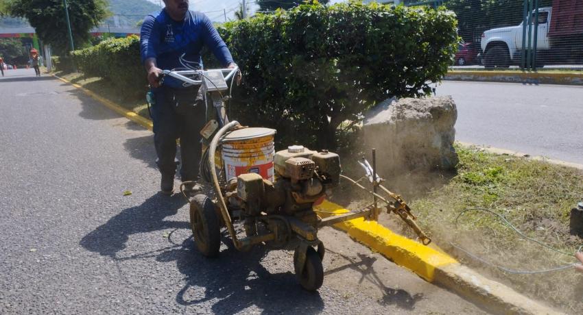 Servicios Públicos mantiene a Zihua al 100 con remozamiento en espacios recreativos y vialidades