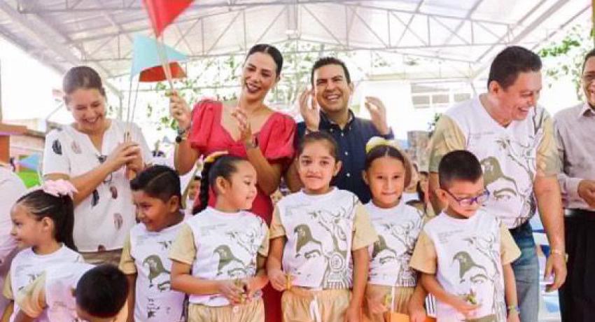 Presidente Jorge Sánchez Allec entrega techado construido por su gobierno en primaria Cuitláhuac