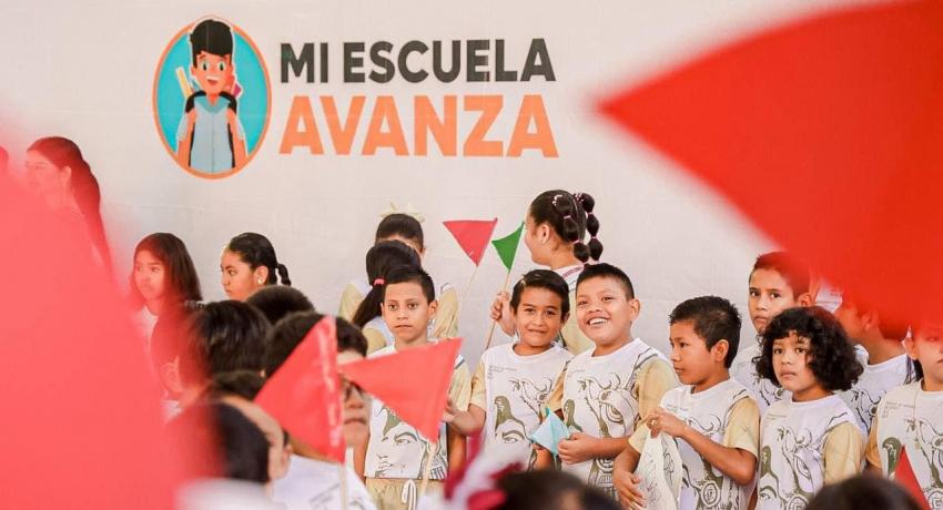 Presidente Jorge Sánchez Allec entrega techado construido por su gobierno en primaria Cuitláhuac