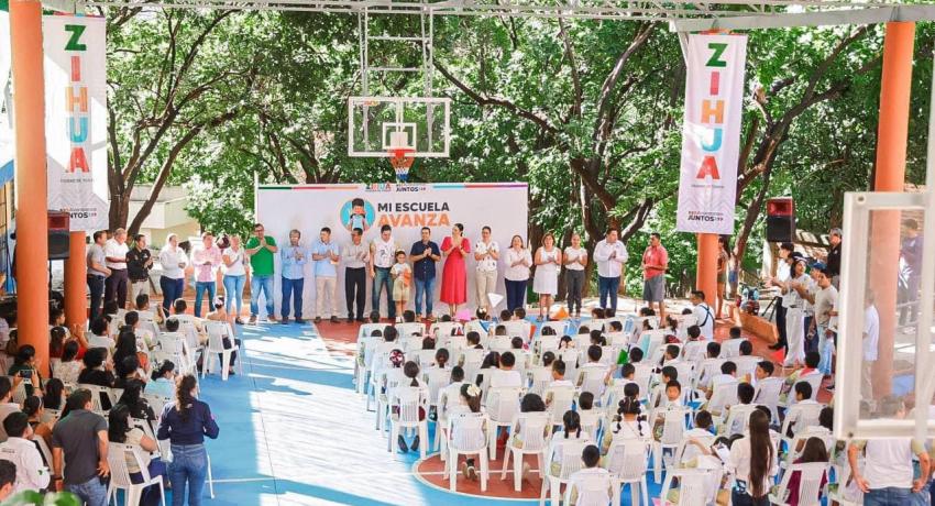 Presidente Jorge Sánchez Allec entrega techado construido por su gobierno en primaria Cuitláhuac