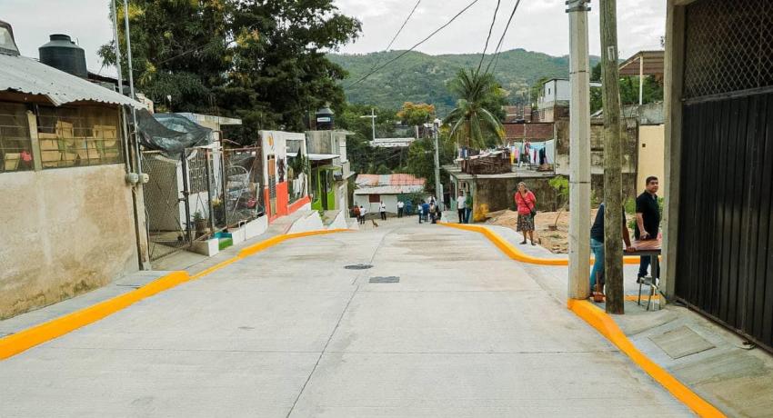 Presidente Jorge Sánchez Allec entrega nueva calle pavimentada en colonia La Presa II