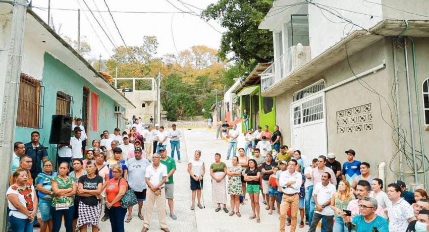 Presidente Jorge Sánchez Allec entrega nueva calle pavimentada en colonia La Presa II