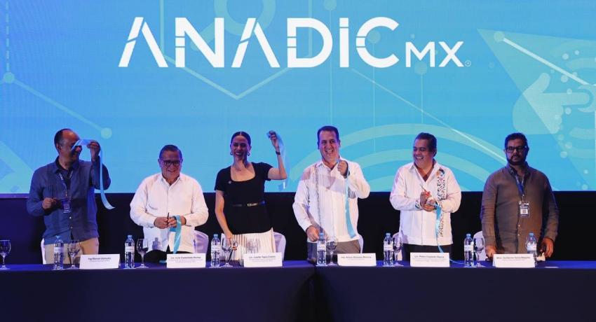Presidenta Lizette Tapia Casto da la bienvenida a 260 empresarios reunidos en Ixtapa.