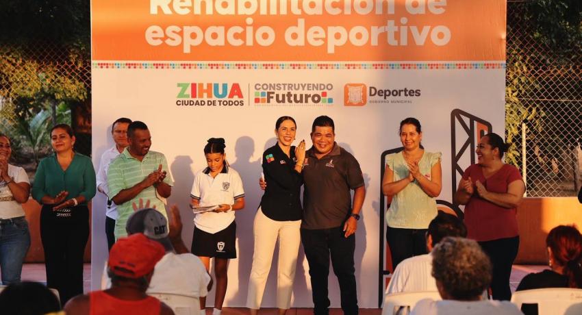 Presidenta Lizette Tapia Castro acude a El Posquelite y da inicio a la rehabilitación de su cancha deportiva. 
