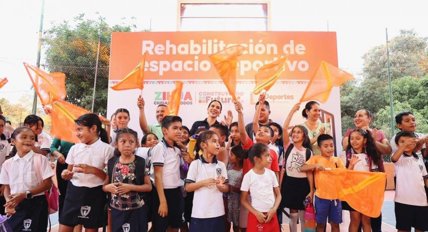 Presidenta Lizette Tapia Castro acude a El Posquelite y da inicio a la rehabilitación de su cancha deportiva. 