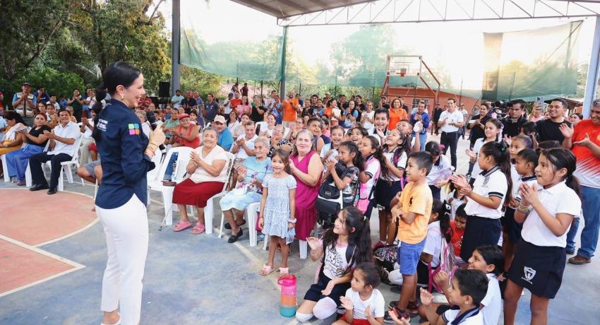 Presidenta Lizette Tapia Castro acude a El Posquelite y da inicio a la rehabilitación de su cancha deportiva. 