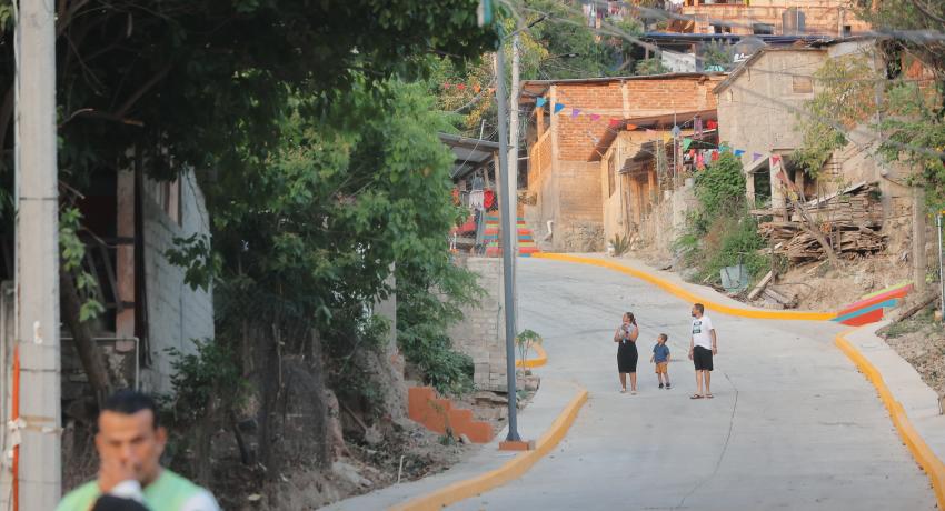 Lomas del Quebrachal recibe calle pavimentada
