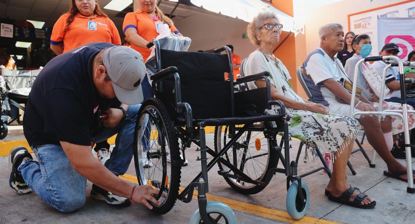 Ayuntamiento y DIF Zihuatanejo entregan a discapacitados sillas de ruedas donadas por Grupo Merza