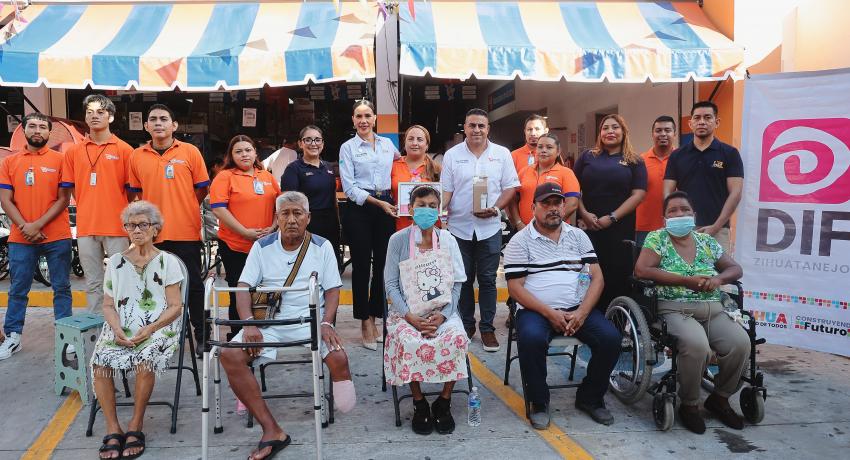Ayuntamiento y DIF Zihuatanejo entregan a discapacitados sillas de ruedas donadas por Grupo Merza