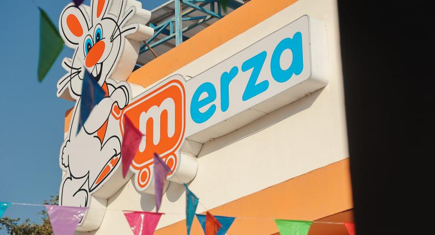 Ayuntamiento y DIF Zihuatanejo entregan a discapacitados sillas de ruedas donadas por Grupo Merza