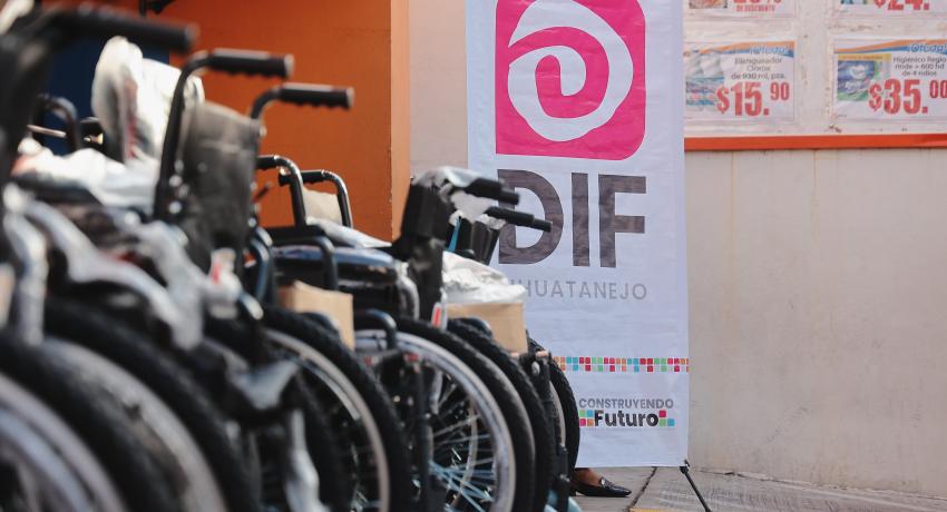Ayuntamiento y DIF Zihuatanejo entregan a discapacitados sillas de ruedas donadas por Grupo Merza