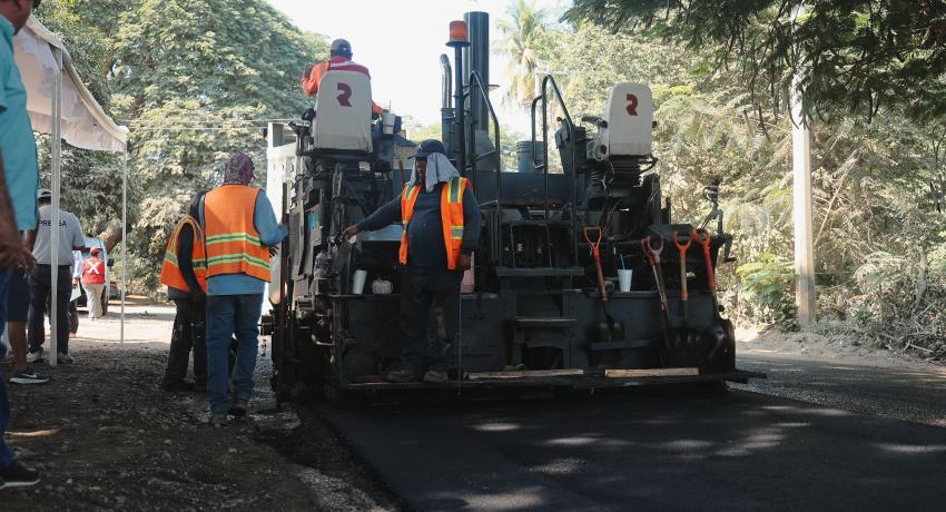 Presidenta Lizette Tapia Castro da inicio a reencapertamiento de carretera federal a la altura de la comunidad de La Salitrera.