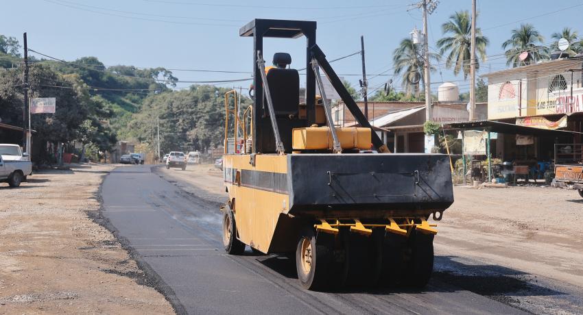 Presidenta Lizette Tapia Castro da inicio a reencapertamiento de carretera federal a la altura de la comunidad de La Salitrera.