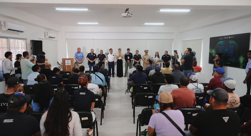 Presidenta Lizette Tapia Castro encabeza entrega de certificados y banderines para avistamiento de ballenas