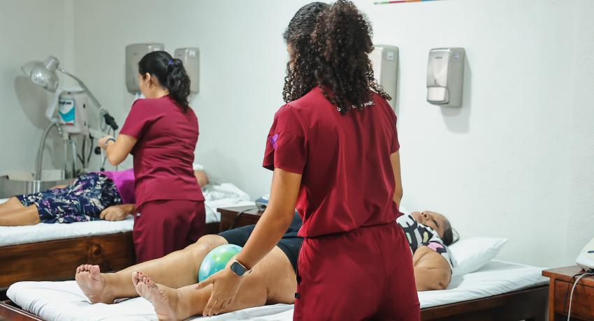 Presidenta Lizette Tapia Castro fortalece área de Terapia Física de la UMEM con nuevo equipo