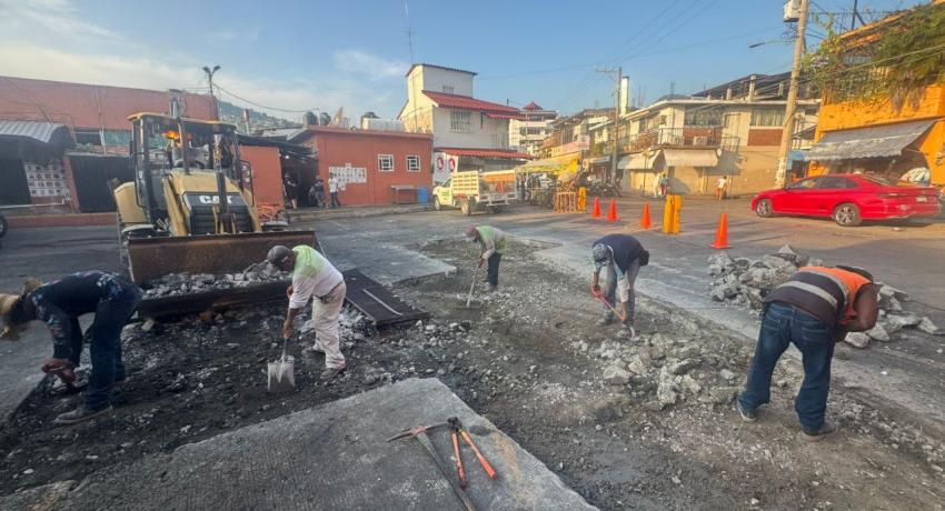 Gobierno Municipal de Zihuatanejo realiza de manera permanente labores de bacheo en distintos puntos de la ciudad