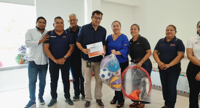 Entrega la presidenta Lizette Tapia Castro material deportivo para escuelas del municipio.
