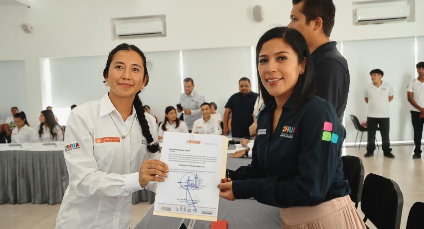 Toma protesta el nuevo Cabildo Juvenil de Zihuatanejo.
