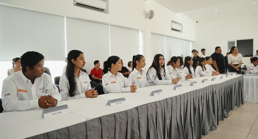 Toma protesta el nuevo Cabildo Juvenil de Zihuatanejo.