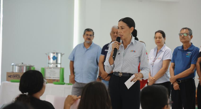 Presidenta Lizette Tapia Castro entrega diversos apoyos materiales a siete planteles educativos
