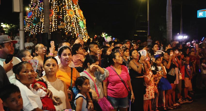 Ixtapa Zihuatanejo se llena de magia con el espectacular Desfile Navideño 2025