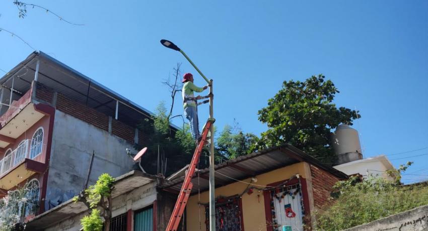 Gobierno de Zihuatanejo mantiene la ciudad con buena iluminación para familias locales y visitantes. 